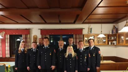 Bild: Lisa Zizler
Die Feuerwehr Etsdorf wählt ihre Kommandanten (von links): Zweite Vorsitzende Julia Kaa, Zweiter Kommandant Martin Schießlbauer, Beisitzer Michael Koch, Kommandant Dominik Baumer, Kreisbrandrat Fredi Weiß, Schriftführerin Elisabeth Zizler, Kassier Philipp Koch, Vorsitzender Alois Schreier und Gerätewart Michael Baumer.