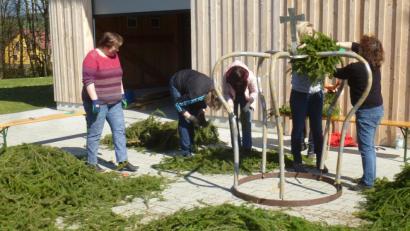 Bild: mad
Gemeinsam binden die GOV-Frauen die Osterkrone für Zangenstein.