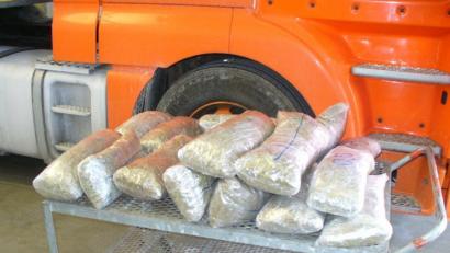 Bild: Hauptzollamt Regensburg
Rund 14 Kilo Marihuana fanden Zollbeamte in einem Ersatzreifen.