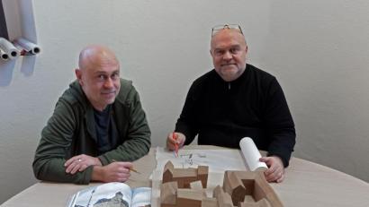 Bild: tr
Christian und Peter Brückner (von links) haben ein Buch erarbeitet, das ihr architektonisches Schaffen beleuchtet.