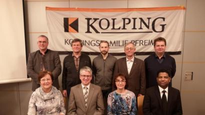 Bild: hir
Die neu gewählte Vorstandschaft der Kolpingsfamilie Pfreimd zusammen mit Bürgermeister Richard Tischler (hinten, links). Vorsitzender Georg Hirmer (vorne, 2. v. links), die stellvertretende Vorsitzende Maria Richthammer (vorne, 2. v. rechts), Präses P. Georg (vorne, rechts), Kassier Franz Most (hinten, rechts) und Schriftführer Reinhard Günther (hinten, 2. v. links) zusammen mit den Beisitzern Erna Lotter, Karl Rauch und Peter Paulus.