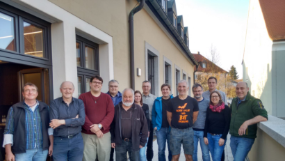 Bild: Naturschutzbehörde Tirschenreuth
Michael Arbter (Dritter von links) und Karl Kuhbandner (Fünfter von links) sind für den Landkreis Tirschenreuth als Fledermausberater bestellt. Das Foto zeigt sie mit den anderen Teilnehmern am „Fledermausgipfel“.