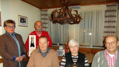 Bild: hl
Die Vertriebsleiterin der Kulmbacher Brauerei, Edith Weiß (links), und Vereinswirtin Maria Zillner (Zweite von rechts) gratulieren den drei Gründungsmitgliedern des „Wilden Mannes“, Georg Wagner, Martin Böll und Hans Lukas (von links), zum 50. Vereinsjubiläum.