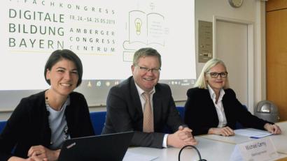 Bild: Stephan Huber
Den Fachkongress Digitale Bildung Bayern in Amberg stellten Kathrin Weigl, OB Michael Cerny u nd Petra Strobl vor (von links).