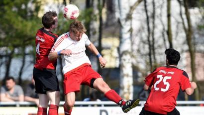 Bild: Büttner, Gerhard
Wer wird Sieger im Kopfballduell zwischen dem Pirker Alexander Kaiser (links) und dem Rothenstädter Sebastian Bauer (Rothenstadt)? Das Derby endete knapp mit 3:2 für den VfB Rothenstadt.