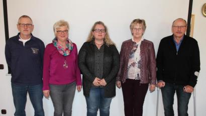 Bild: pi
Josef Träger (rechts) steht weiter an der Spitze des VdK-Ortsverbands Waldkirch und hat mit Renate Reber (Zweite von rechts) eine neue Stellvertreterin. Weiter in der Vorstandschaft wirken mit: Martin Käs, Anna Träger und Alexandra Hacker (von links).