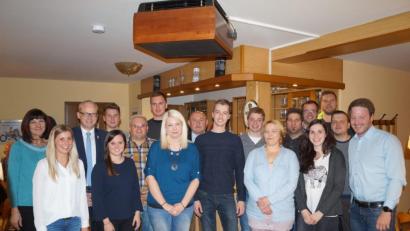 Bild: ibj
Dem neuen JU-Vorstand um Vorsitzenden Julian Schall (vorne, Mitte) gratulierten FU-Vorsitzende Evi Höllerer (links), Bürgermeister Bernhard Lindner (Dritter von links), CSU-Vorsitzender Georg Götz (hinten, Mitte) und JU-Kreisvorsitzender Henner Wasmuth (rechts).