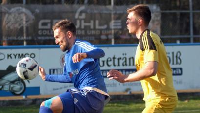 Bild: otr
Der Etzenrichter Stephan Herrmann (links) schirmt den Ball gegen den Burglengenfelder Bastian Beer ab. Die Fuhrmann-Truppe verlor gegen den ASV 0:1. Im Nachholspiel gegen Ettmannsdorf muss deshalb unbedingt ein Sieg her.