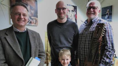 Bild: mma
Ludwig Fischer von Weikersthal (links) las aus dem Werk von Tobias Sichelstiel (Mitte), Gerhard Legat (rechts) sorgte für die Klänge. Sichelstiels Sohn Jakob (vorne) war mit Vorleser, Papa und Musiker zufrieden.