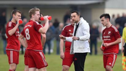 Bild: A. Schwarzmeier
Trainer Tobias Bernklau stimmt die Spieler der SpVgg Pfreimd bereits auf die Saisonverlängerung ein. Über die Relegation soll der Klassenerhalt in der Landesliga Mitte doch noch gelingen.