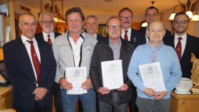 Bild: du
Der Vorstand des Männergesangvereins "Frohsinn" zeichnet Georg Beer, Heribert Pöppel und Ernst Lenk senior (vorne, von links) für 40 und 50-jährige Treue mit Urkunden aus.