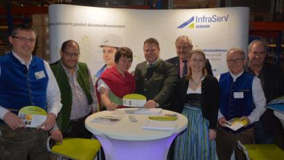 Bild: jr
Biogas ist nach wie vor ein Renner im Bereich der Erneuerbaren Energie, davon überzeugten sich am Freitagabend viele Gäste bei „Green Energy“. Mit dabei waren die Geschäftsführer Max und Johanna Zintl (2. und 3. von links), 2. Bürgermeister Stefan Grillmeier (4. von links), Leonbergs Bürgermeister Johann Burger (4. von rechts) sowie Stadtrat Josef Schwägerl (rechts).