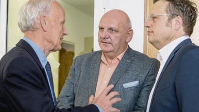 Bild: Matthias Balk/dpa
Der AfD-Landtagsabgeordnete Franz Bergmüller (Mitte) mit seinen Fraktionskollegen Uli Henkel (links) und Gerd Mannes.