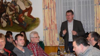 Bild: exb/Maria Hoch
Bürgermeister Martin Prey (stehend) stimmte die Vertreter der Dorfgemeinschaft auf das Projekt für den Bau von "Haus der Vereine" und Dorfgemeinschaftshaus ein. Architekt Hermann Hösl (rotes Hemd) stellte die aktuellen Pläne vor.