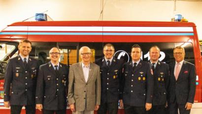 Bild: exb
Insgesamt sechs Vereinsmitglieder wurden für ihre langjährige Treue zur Feuerwehr geehrt. Auch Bürgermeister Franz Stahl (rechts) gratulierte.