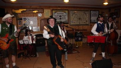 Bild: kro
Das Ensemble "Tirschenreither Samma" begeisterte mit ihren Liedern im Gasthof "Zur Alm".