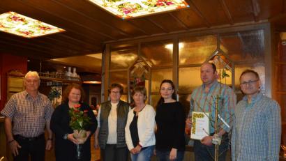 Bild: bej
Herbert Zangl (rechts), Michael Baier (links) und Zweite Bürgermeisterin Maria Baumer (Dritte von links) dankten Wolfgang Krämer, Evi Siegel sowie Kreisfachberaterin Heidi Schmid (Zweite von links). Doreen Zach (Dritte von rechts) erhielt einen Gutschein über einen Geburtsbaum für ihre Tochter Lenia.