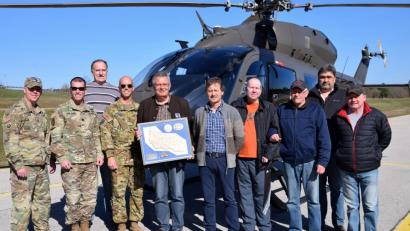 Bild: bö
Command Sergeant Major James Etherigde, der Leiter der US-Flugstaffel, Oberstleutnant Daryl Von Hagel, Airfield Commander Michael Spalsbury, der ausscheidende Senior Air Traffic Assistant Johann Merz, Airfield Manager Dietmar Meier sowie das Kollegium der Flugbegleiter (von links) stehen zum letzten Mal gemeinsam vor einem Eurocopter UH 72 „Lakota“ zum Abschiedsbild für Johann Merz.