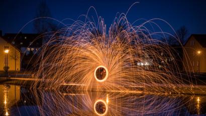 Bild: exb
Nicht durch Zauberei, sondern durch phototechnische Tricks wie Langzeitbelichtung entstanden diese beeindruckenden Bilder der Realschüler am Kemnather Eisweiher.