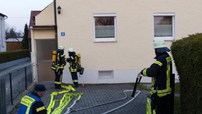 Bild: hme
Die Atemschutzträger der Oberwildenau Wehr, kurz bevor sie das Brandobjekt betreten.