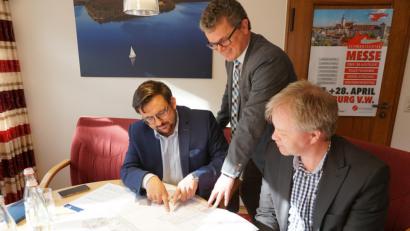 Bild: Christopher Dotzler
Investor Fabian Biersack, Bürgermeister Martin Birner und Hauptamtsleiter Georg Keil fachsimpelten über die Pläne für den Umbau das Rot-Kreuz-Haus.