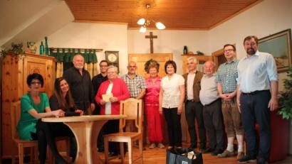 Bild: prh
Neben humorvoller Theaterkost servieren die Laiendarsteller des Störnsteiner Schlossbergtheaters der MS-Kontaktgruppe Neustadt/Weiden Kaffee und Kuchen sowie eine Brotzeit. Regisseur Herbert Mittelmeier (Dritter von links) überreicht an Marlies Schlegel (Fünfte von links) nach der Vorstellung zusätzlich eine Spende von 1000 Euro.