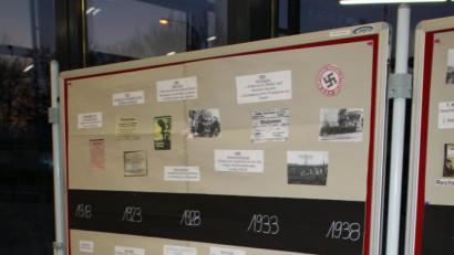 Bild: bjp
Durch die Zeitmaschine schickten die Realschüler der Klasse 9e die Besucher der HAK-Hauptversammlung mit ihrer Ausstellung über die bayerische und Kemnather Historie zwischen 1918 und 2018. Bild: bjp