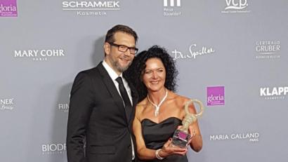 Bild: exb
Laudator Kai Wiesinger überreicht Berta Schmidt aus Amberg die Gloria-Trophäe für den ersten Platz in der Kategorie „Kosmetikinstitut bis zwei Mitarbeiter“.