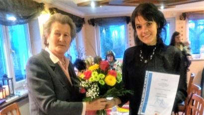 Bild: stg
Dr. Monika Himmighoffen (links), Vorstandsvorsitzende der DMSG Landesverband Bayern e.V., ehrt die Kemnather Co-Gruppenleiterin Romina Passon