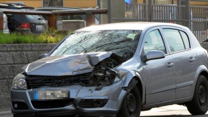 Bild: Huber
Der silber-blaue Opel Astra war nach dem Unfall am Kaiser-Wilhelm-Ring nicht mehr fahrbereit.