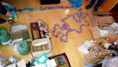 Bild: Zollfahndung München
In einem Mehrfamilienhaus in Illertissen sichergestellte Pyrotechnik und Eigenlaborate.