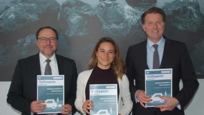 Bild: gib
Den Leitfaden „Elektromobilität in Unternehmen“ stellten (von links) Guido Weißmann und Emma Costa Argemi von „Bayern Innovativ“ zusammen mit IHK-Hauptgeschäftsführer Jürgen Helmes vor.