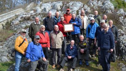 Bild: hcz
Die Wurzelstolperer am Ziel ihrer 1500. Wanderung: Wanderführer Gerhard Meier (Sechster von rechts) legt die Routen fest. "Preißelbär" (sitzend, rechts) ist mit seinen 72 Jahren einer der Jüngsten der Gruppe.