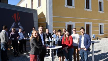 Bild: bgm
Europakandidatin Maria Sponsel (vorne, von links) und Spitzenkandidat Christian Doleschal diskutieren in Parkstein über die Entwicklung der Europäischen Union nach den Wahlen am 26. Mai.
