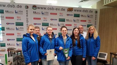 Bild: rwo
Die Meister der Landesliga mit dem Luftgewehr: Johanna Pühl, Sandra Raps, Lena und Luisa Stahl sowie Elena Zimmermann (vorne von links) mit Rundenwettkampfleiter Peter Lugbauer und dem Sportleiter des Oberpfälzer Schützenbundes, Ernst Adler (hinten von links).
