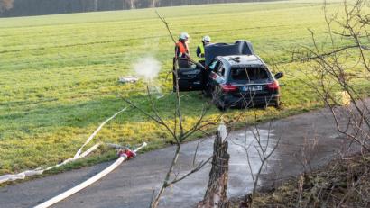Bild: pml
Der Mercedes des 36-Jährigen schleudert nach dem Zusammenstoß über die Böschung und landet in einer Wiese.