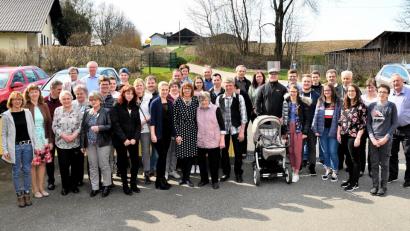 Bild: fjo
Bei fünf Kindern, zwölf Enkeln und einem Urenkel kommt schnell eine große Geburtstagsgesellschaft zusammen, die Rita Träger (Mitte) zum 80. Geburtstag hochleben lässt.