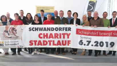 Bild: Hirsch
Die Veranstalter und Sponsoren werben für den Charity-Stadtlauf und wollen am 6. Juli die 1000er-Teilnehmergrenze knacken.
