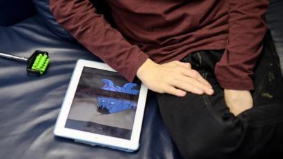 Symbolbild: Sebastian Gollnow/dpa
Ein autistisches Kind am Tablet: kein Problem. Ein autistisches Kind ohne Begleiter in der Regelschule: unmöglich. Eine Mutter aus dem Landkreis Neustadt bittet deshalb um Hilfe.