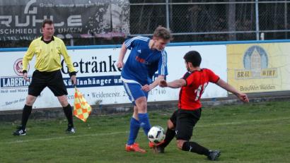 Bild: otr
Der Etzenrichter Felix Diermeier (blau) kommt nicht am Ettmannsdorfer Ilhan Koc vorbei. Die schwache Landesligapartie endete am Mittwochabend torlos.