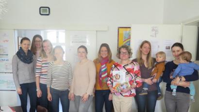 Bild: jzk
Eva Gibhardt (Dritte von rechts) gibt den jungen Müttern wichtige Hinweise für die richtige Ernährung ihres Kleinkindes.