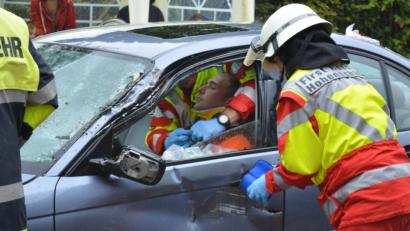 Bild: Stephan Jansen
First Responder der Freiwilligen Feuerwehr Hohenschäftlarn üben die Versorgung eines Patienten in einem verunglückten Fahrzeug.