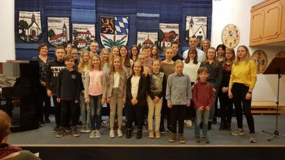 Bild: gi
Die Musikschüler und ihre Lehrer freuen sich mit den Eltern über den gelungenen Klavierabend im Rathaussaal.