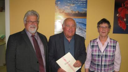 Bild: exb
Pfarrer Arnold Pirner (links) und KAB-Betreuerin Helga Goschler zeichnen Josef Meiler mit Urkunde und Nadel für 40 Jahre Mitgliedschaft bei der KAB aus.