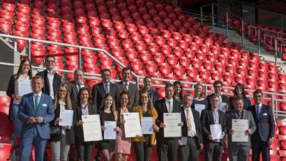 Bild: exb
In der Continental Arena Regensburg zeichnet die IHK die besten Absolventen Ostbayern einer Aus- und Weiterbildung sowie deren Ausbildungsbetriebe aus.