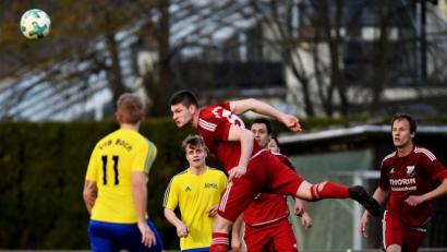 Bild: exb
Der Pfreimder Stefan Schießl beim Kopfball. Die SpVgg verlor am Mittwochabend das Nachholspiel gegen den VfB Bach mit 3:4.