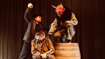 Bild: exb
Der Schexbräu, ein ländlicher Brauereibesitzer (Karlheinz Budnik, links) und der Bauer Martl (Hannes Rupprecht) finden im Theaterstück "Die Überführung" nach dem Krieg nicht mehr in ihr altes Leben zurück.