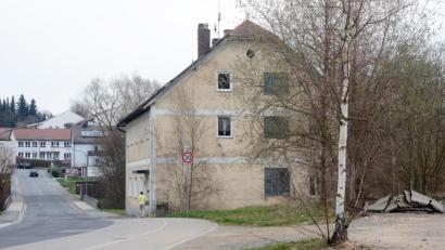Bild: Gabi Schönberger
Für Generationen von Glasarbeitern war das ehemalige Ascherl-Wirtshaus ein zweites Wohnzimmer. Die Stadt will es abreißen lassen und dort einen Begegnungsort auf der Grünfläche an der Floß schaffen.