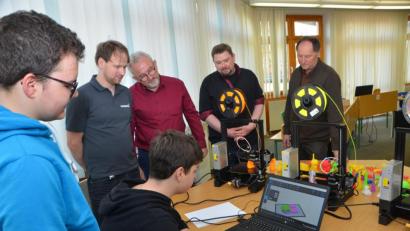 Bild: dob
Die Mittelschüler Maximilian Süss und Paul Zehent (von links) arbeiten bereits mit der neuen Technologie und stellen als gestandene Feuerwehrmänner natürlich als erstes das Feuerwehrgerätehaus in 3-D-Technik her. Leistritz-Ausbildungsleiter Markus Schwandner, Fachberater Rudolf Schopper, Fachlehrer Wendelin Dürr und Konrektor Richard Troglauer sind begeistert.