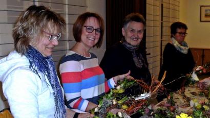 Bild: R. Kreuzer
Pünktlich zu Frühlingsbeginn treffen sich die Damen des Ökumenischen Frauentreffs Neunkirchen zum Basteln.